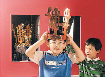어린이들이 미리 찾아 본 ‘어린이박물관’에서 모형 금관을 써 보며 즐거워하고 있다. 변영욱 기자