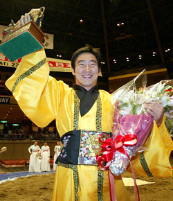 2005 씨름 일본대회 태백 금강 통합 장사에 오른 이성원이 황소 트로피를 오른손에 들고 활짝 웃고 있다. 사진 제공 한국씨름연맹