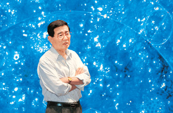 하늘이 좋은 날이면 기차를 타고 훌쩍 떠난다는 자유인 오경환 작가는 깔끔한 양복 차림으로 전시장에 나타났다. 자신이 그린 밤하늘을 배경으로 서 있는 작가에게 기자가 “넥타이를 풀고 소매를 걷어야 예술가처럼 보인다”고 권하자 멋쩍은 듯 포즈를 취했다. 신원건 기자