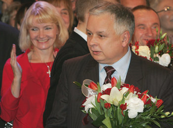 23일 폴란드 대통령선거에서 승리한 ‘법과 정의당’ 소속 레흐 카친스키 후보가 지지자들에게서 축하 인사를 받고 있다. 카친스키 후보는 경쟁자인 ‘시민강령’의 도널드 투스크 후보를 약 10%포인트 차로 눌렀다. 바르샤바=로이터 연합뉴스