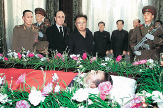 김정일, 빈소 조문김정일 북한 국방위원장(왼쪽에서 네 번째)이 23일 평양시 보통강 구역의 고위간부 주택단지 안에 있는 서장구락부에 마련된 연형묵 국방위원회 부위원장의 빈소를 방문해 조문하고 있다. 연 부위원장은 22일 사망했다. 평양=연합뉴스