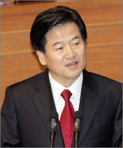 답변하는 정동영통일부장관 24일 국회 본회의에 출석한 정동영통일부장관이 6자회담에 대한 의원의 질문에 답변하고 있다.[연합]