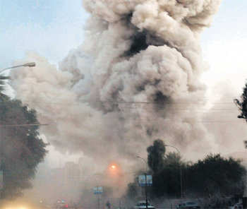24일 이라크 바그다드 시내 중심가에 위치한 팔레스타인호텔에 3차례의 강력한 폭발이 있은 뒤 검은 연기가 하늘로 솟아오르고 있다. 바그다드=AP 연합뉴스