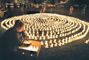 2000개의 추모 촛불미 캘리포니아 주 오클랜드에서 25일 반전재향군인회 ‘베테랑스 포 피스(Veterans For Peace)’의 회원들이 이라크 미군 전사자 수를 상징하는 2000개의 촛불을 켜 놓고 시위를 벌이고 있다. 이라크 미군 전사자는 24일 1997명에서 이날 3명이 집계에 추가돼 2000명이 됐다. 오클랜드=AP 연합뉴스