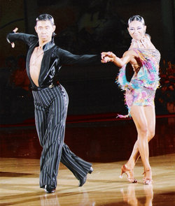제4회 마카오 동아시아경기대회 댄스스포츠 라틴 종목에 출전하는 박지은(오른쪽), 지우 남매. 이들은 처음으로 국제종합대회 정식종목이 된 댄스스포츠에서 ‘한국발 춤바람’을 일으키며 금메달에 도전한다. 사진 제공 박지우