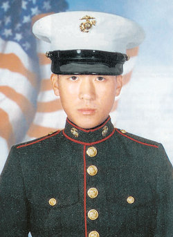 이라크에서 숨진 미국 해병대 소속 김인철 상병. 그는 부모에게 승용차를 ‘마지막 선물’로 남기고 전사했다. 사진 제공 코리암저널