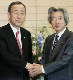 반기문 외교통상부 장관(왼쪽)은 28일 일본 도쿄에서 고이즈미 준이치로 일본 총리를 예방하고 고이즈미 총리의 야스쿠니신사 참배에 대한 한국 정부의 유감을 공식 전달했다. 도쿄=연합뉴스