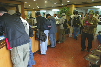 29일 오후 서울 관악구 신림동의 한 유명 고시학원에서 열린 ‘연수원 설명회’에 몰린 사법시험 2차 합격자들. 학원 측은 사시 합격자들이 노출을 꺼린다는 이유로 설명회장을 공개하지 않았다. 이훈구  기자