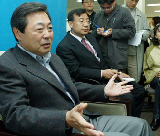 한나라당 맹형규 정책위의장(왼쪽)은 30일 서울 강서구 염창동 당사에서 기자회견을 갖고 내년 지방선거 때 서울시장 후보로 출마하기 위해 의장직을 그만두겠다고 선언했다. 김동주 기자