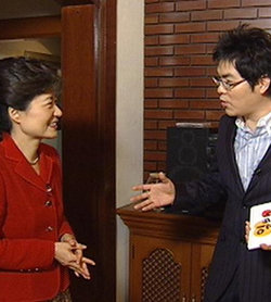 박근혜 한나라당 대표(왼쪽)가 30일 MBC TV 오락 프로그램 ‘일요일 일요일 밤에’에 출연했다. 서울 강남구 삼성동 자택에서 개그맨 김용만 씨와 이야기를 나누고 있는 박 대표. 사진 제공 MBC