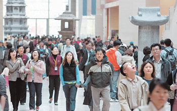 30일 서울 용산구 국립중앙박물관을 찾은 관람객들이 북관대첩비 등이 전시된 1층 복도 ‘역사의 길’을 걷고 있다. 토, 일요일 이틀간 12만여 명이 몰렸다. 줄을 선 채 김밥이나 빵으로 점심을 해결하는 모습도 눈에 띄었다. 전영한 기자