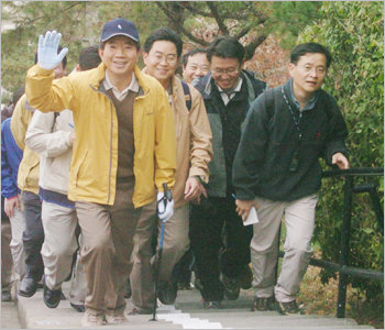 노무현 대통령이 30일 청와대 출입기자단과 함께 북악산을 등산하고 있다. 석동율기자 seokdy@donga.com