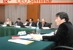SK그룹이 31일 중국 항저우에서 각 계열사 최고경영자(CEO) 10여 명이 참가하는 ‘CEO 세미나’를 열고 있다. 오른쪽이 최태원 SK㈜ 회장. 사진 제공 SK그룹