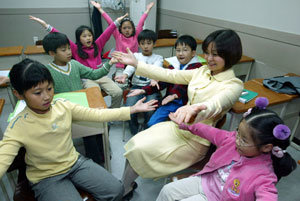 서울 마포구 신수동 동아문화센터의 스피치 강좌에서 학생들이 몸짓과 함께 웅변을 배우고 있다. 이훈구 기자