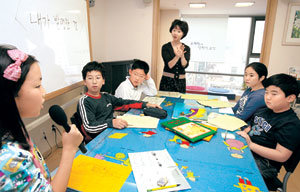 큰 목소리로 자신 있게 말하자. 서울 서초구 서초동 ‘윤채현의 말하기 교실’에서 초등학생들이 ‘내가 발명한 것’을 주제로 발표 연습을 하고 있다. 박영대 기자