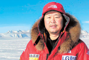 “1%의 가능성만 있어도 절대로 포기하지 않는다”는 신념을 가진 박영석 씨. 세계 최초로 산악그랜드슬램을 달성한 그는 내년 베링 해협 횡단에 도전한다. 사진은 2003년 11월 남극탐험 때의 모습. 동아일보 자료 사진