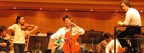 지난달 31일 도쿄에서 열린 도쿄필 연주를 성공적으로 마친 한일 음악인 3인. 바이올리니스트 쇼지 사야카와 첼리스트 고봉인은 마에스트로 정명훈(왼쪽부터)의 지휘로 유려한 협연을 선보였다. 사진은 리허설 장면. 사진 제공 CMI