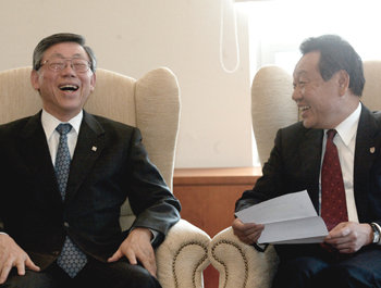 시라이 가쓰히코 일본 와세다대 총장(왼쪽)과 어윤대 고려대 총장은 대학이 21세기에 갖추어야 할 자세 등에 대해 다양한 의견을 주고받았다. 원대연 기자