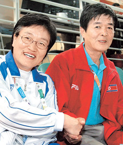 이에리사(왼쪽) 태릉선수촌장과 장태삼 북한 안골체육촌장. 마카오=연합뉴스
