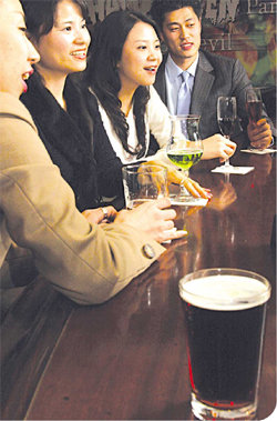 서울 웨스틴조선호텔 바 앤드 레스토랑 ‘오킴스’에서 비어 칵테일을 즐기는 사람들. 이들은 맥주에 다양한 리큐어를 넣은 비어 칵테일을 개성의 표현으로 받아들이고 있다. 변영욱 기자