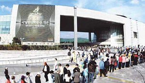 지난달 28일 개관한 용산의 국립중앙박물관에 입장하기 위해 시민들이 길게 줄을 서 있다. 동아일보 자료 사진