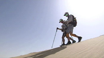 1급 시각장애인 송경태 씨(오른쪽)가 다른 참가자와 끈으로 몸을 연결한 채 사하라 사막 언덕길을 달리고 있다. 사진 제공 KBS
