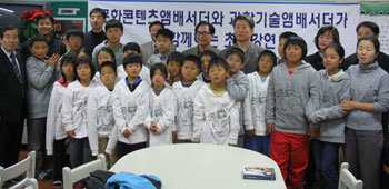 지난달 28일 과학자와 영화감독으로 활동 중인 앰배서더 2명이 경북 김천시 대방초등학교를 찾아 전교생 21명을 대상으로 강연을 펼쳤다. 사진 제공 동아사이언스