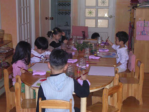 자연주의 교육을 표방한 서남발도르프 어린이집 어린이들이 식탁에 앉아 자유롭게 수채화를 그리며 색채감을 배우고 있다. 사진 제공 서남재단