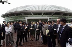 아시아태평양경제협력체(APEC) 정상회의를 앞두고 21개 회원국 중 10개국의 실무진이 10월 4일 회의장인 부산 해운대 ‘누리마루 APEC하우스’를 둘러보며 사전 답사를 하고 있다. 동아일보 자료 사진