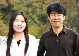 세계 최초로 세균증식억제효소를 장에서 발견한 이화여대 이원재 교수(오른쪽)와 하은미 씨. 사진 제공 이화여대