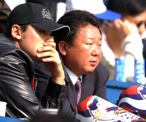 선동렬 감독(오른쪽)과 박찬호. 동아일보 자료사진