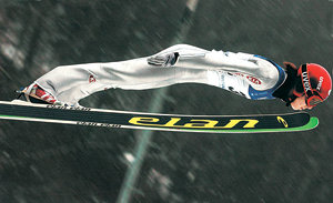 2003 이탈리아 타르비시오 동계유니버시아드에서 금메달을 따낸 한국 스키 점프의 ‘희망’ 강칠구. 동아일보 자료 사진