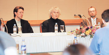 7, 8일 내한 공연을 갖는 베를린 필하모닉 오케스트라의 지휘자 사이먼 래틀 경(가운데)이 6일 연주자들과 기자회견을 갖고 있다. 왼쪽은 올라프 마닝허 첼로 수석주자, 오른쪽은 피터 리겔바우어 콘트라베이스 주자. 신원건  기자