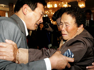 1987년 납북된 동진호 선원 정일남 씨(왼쪽)와 정 씨의 어머니 김종심 씨가 8일 오후 금강산호텔에서 열린 제12차 남북이산가족 상봉행사에서 18년 만에 재회했다. 금강산=연합뉴스