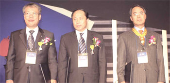 8일 서울 중구 남대문로 밀레니엄서울힐튼호텔에서 열린 ‘2005 한국광고대회’에서 수상한 광고인들. 오른쪽부터 국민훈장 동백장을 받은 배동만 제일기획 대표이사, 국민포장을 받은 조기창 동아오츠카 대표이사, 권오형 SBS 광고전문위원. 사진 제공 한국광고단체연합회