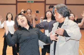 이윤택 국립극단 예술감독(오른쪽)이 오페라 ‘호프만 이야기’ 올림피아 역의 소프라노 오미선 씨의 마리오네트 춤 연기를 지도하고 있다. 박영대 기자