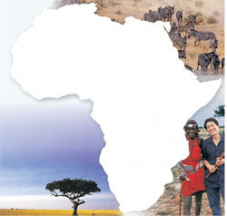 케냐 원주민과 함께한 황학주 시인(오른쪽). 사진 제공 이상윤 사진작가 사진·시집 ‘아프리카 아프리카’에 실린 사진작가 김중만 씨의 사진들(왼쪽, 위)