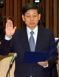 9일 오전 국회 인사청문회에 출석한 김황식 대법관 후보자가 증인 선서를 하고 있다. 김동주 기자
