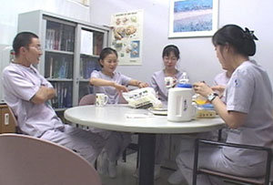 EBS 다큐멘터리 ‘청년, 간호사 되다’에 출연하는 남자 간호사 이준하 씨(왼쪽)가 동료 여자 간호사들과 어울려 이야기꽃을 피우고 있다. 사진 제공 EBS