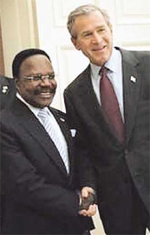 오마르 봉고 가봉 대통령(왼쪽)이 2004년 5월 백악관으로 조지 W 부시 대통령을 방문해 악수하고 있다. 출처 백악관 홈페이지
