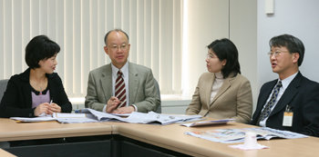 왼쪽부터 이지은 위원, 김일수 위원장, 최현희 유의선 위원. 강병기  기자