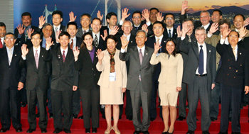 13일 부산 해운대구 벡스코에서 열린 APEC 최종고위관리회의(CSOM)에 참석한 21개국의 고위관리들이 회의가 끝난 뒤 기념촬영을 하고 있다. 부산=이종승 기자