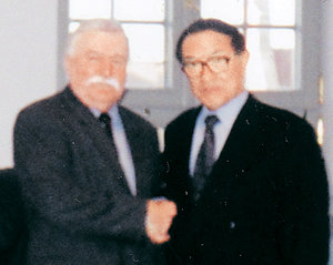 ‘솔리다르노시치’의 지도자였던 레흐 바웬사 전 폴란드 대통령(왼쪽)과 그단스크 시 ‘그린게이트’에 있는 그의 사무실에서 대담한 뒤 기념 촬영한 최정호 객원 대기자.