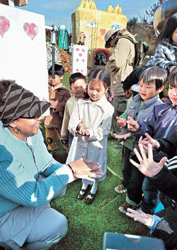 서울 서초구가 14일 양재시민의숲 문화예술공원에 만든 영어체험공원 ‘앨리스 파크’에서 어린이들이 원어민 교사와 얘기하고 있다. 주말에는 가족 단위 입장객을 위한 프로그램을 만들 예정. 최혁중 기자