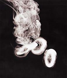 담배 연기를 디지털카메라로 확대해 찍은 도널드 술탄 작 ‘1월 28일’(2005년). 사진 제공 성곡미술관