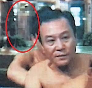 MBC 드라마 ‘달콤한 스파이’에서 문제가 된 노출 장면. 연기자들이 대화를 나누는 도중 뒤로 지나가던 남자 보조출연자의 엉덩이와 음부가 비쳤다. MBC 화면 촬영