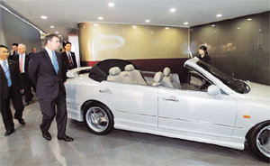 한국을 방문한 영국 앤드루 왕자가 16일 정보통신부를 방문해 유비쿼터스 드림 전시관을 둘러보고 있다. 연합뉴스