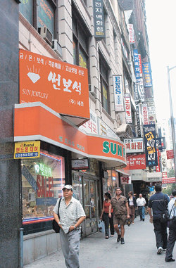 뉴욕의 코리아타운미국 뉴욕 맨해튼 32가 코리아타운의 모습. 아시아계 인구의 증가와 함께 미국 사회의 반아시아 정서도 점증하고 있다. 뉴욕=석동률 기자