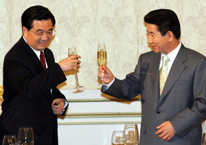 韓-中 정상 건배노무현 대통령(오른쪽)과 후진타오 중국 국가주석이 16일 한중 정상회담을 가진 뒤 청와대 영빈관에서 열린 만찬행사에서 건배를 하고 있다. 석동률 기자