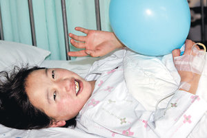 한국어린이보호재단 후원으로 한국에서 심장병 수술을 받은 몽골 소녀 잔찰 양. 심한 청색증과 고열로 얼굴색이 보랏빛이다. 김미옥 기자